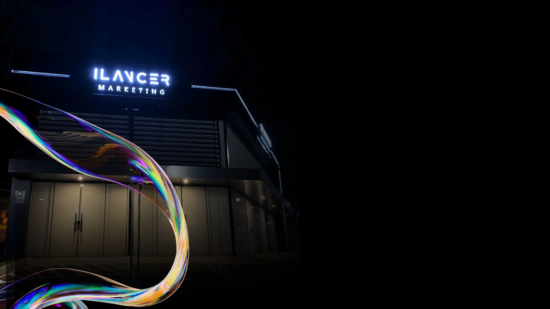 Sede da ILANCER Marketing iluminada à noite